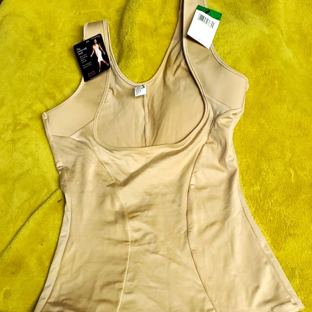Maidenform form fitting top size large.